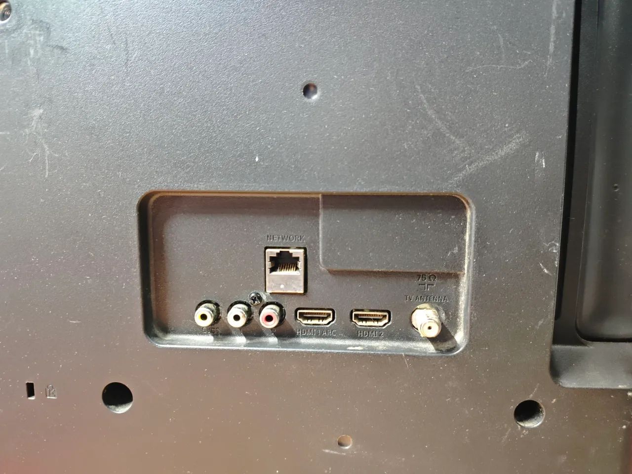 Smart tv AOC Roku 32 polegadas funcionando perfeitamente acompanha controle e pés - Foto 3