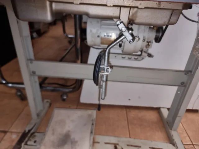 Máquina de costura Protex TY-8500 reta industrial com mesa e motor bem conservada - Foto 3