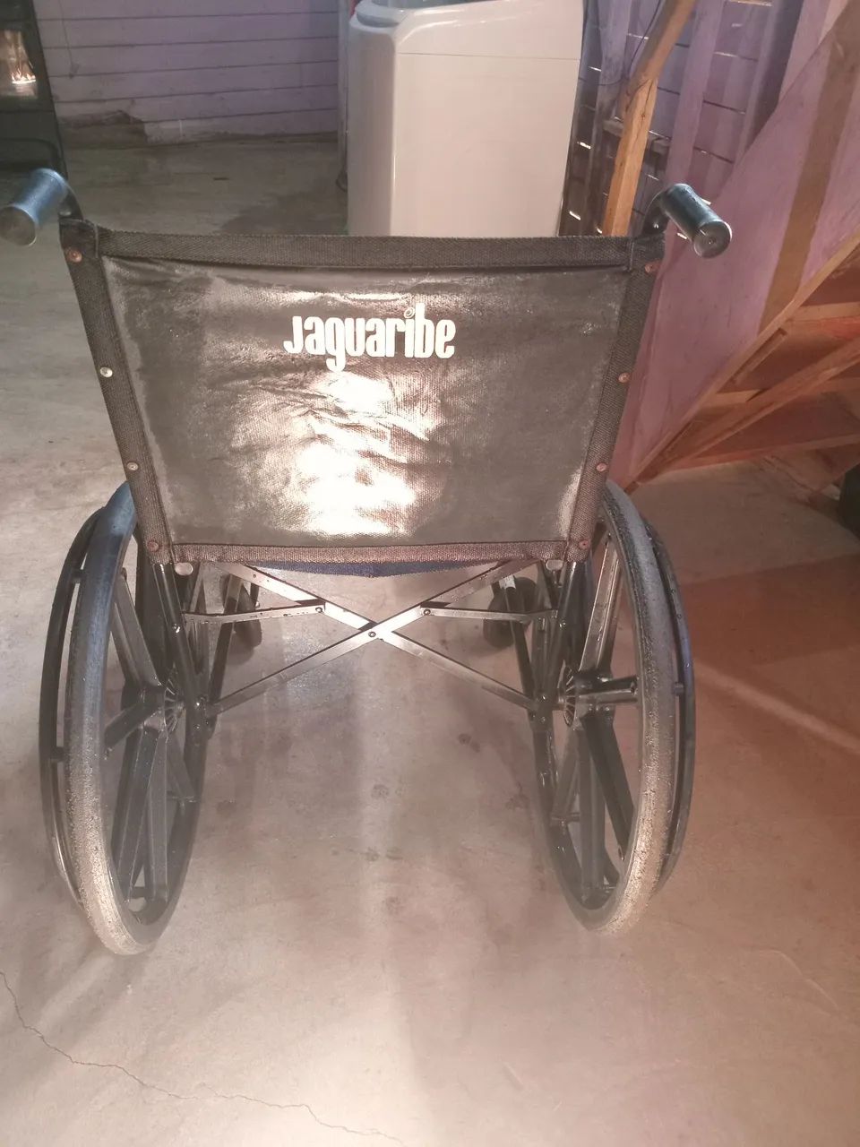 Vendo cadeira de rodas da marca jaguaribe semi nova. - Foto 3