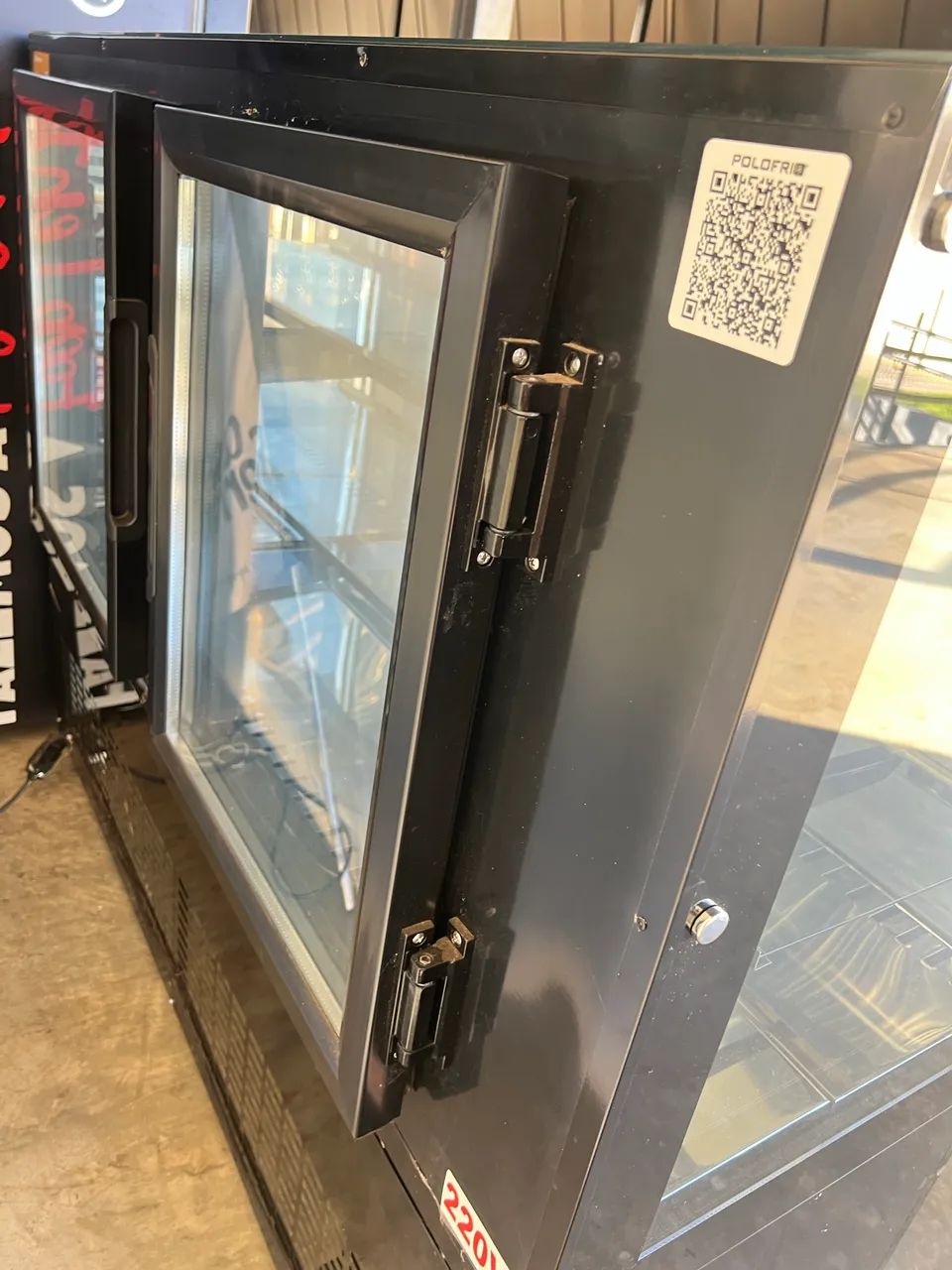 Vitrine Refrigerada Polofrio 5037 Gourmet preta 1,44m - Foto 2