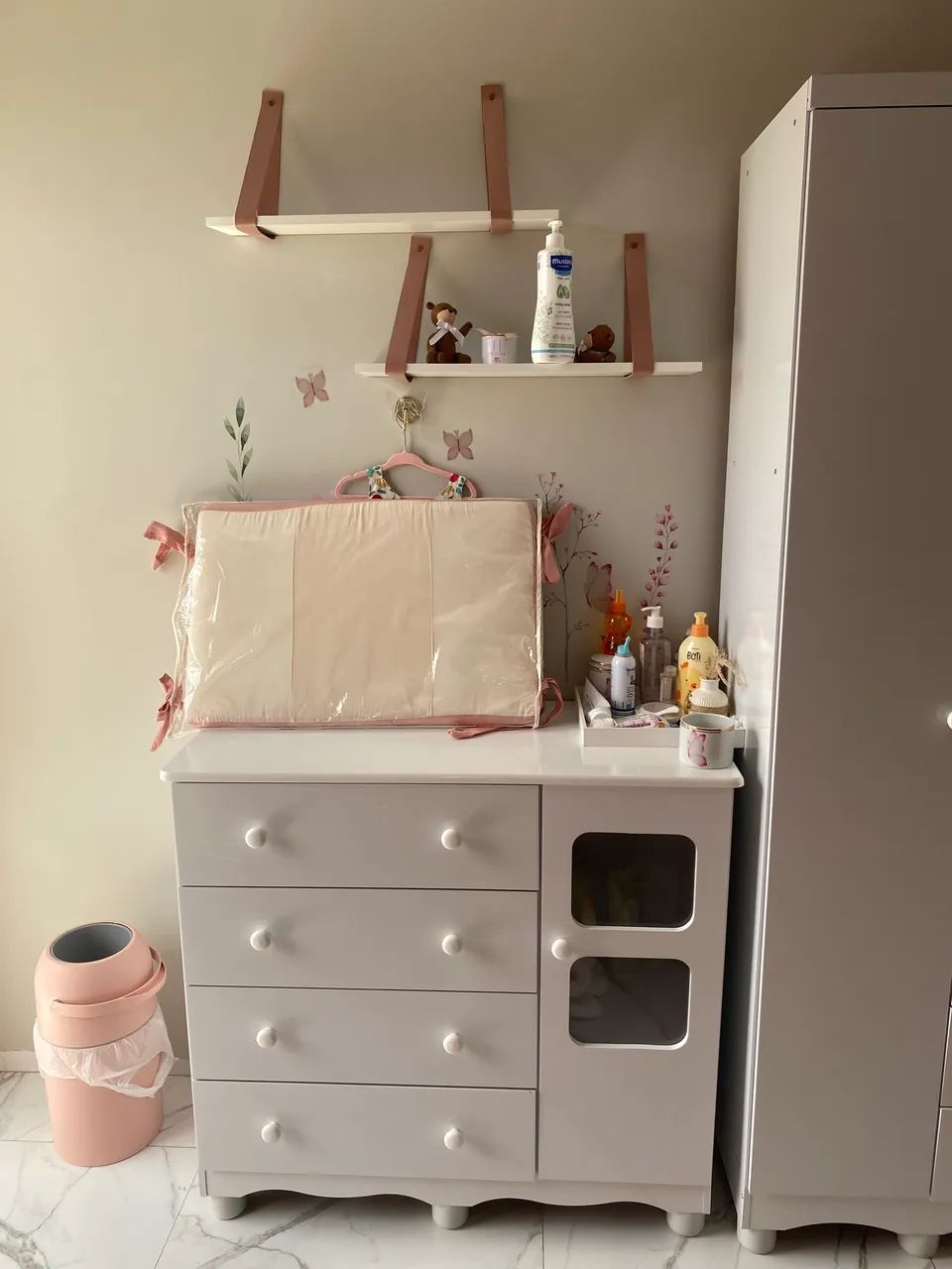 Quarto de bebê completo - Guarda roupa, cômoda e berço americano - Foto 4