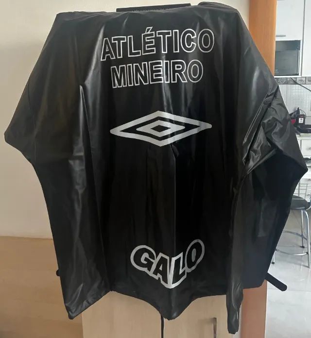 capa de chuva umbro atlético mineiro g - Foto 4