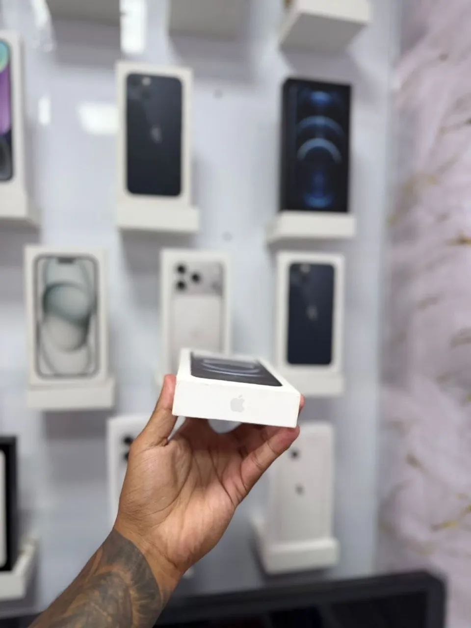 IPHONE 16e 128GB LACRADO<br>R$ 3.650,00 TOP - Foto 2