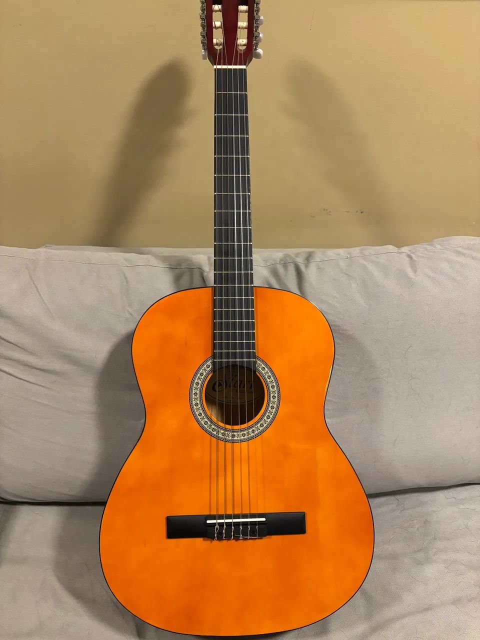 Violão Giannini clássico com capa.