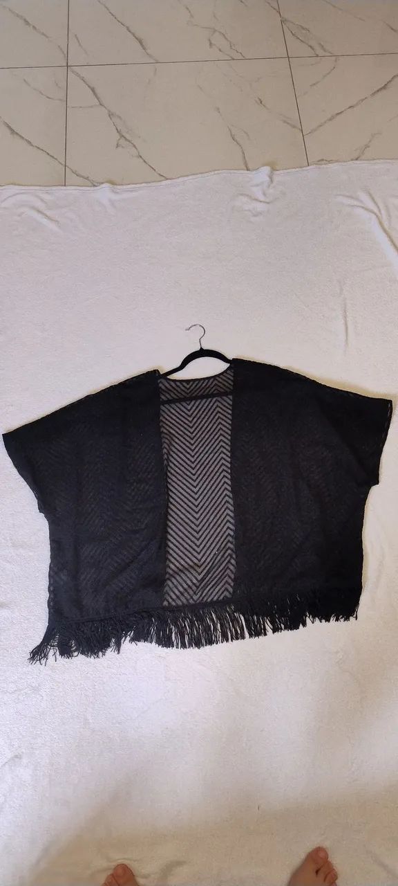 Kimono Poncho Preto Vazado - Foto 3