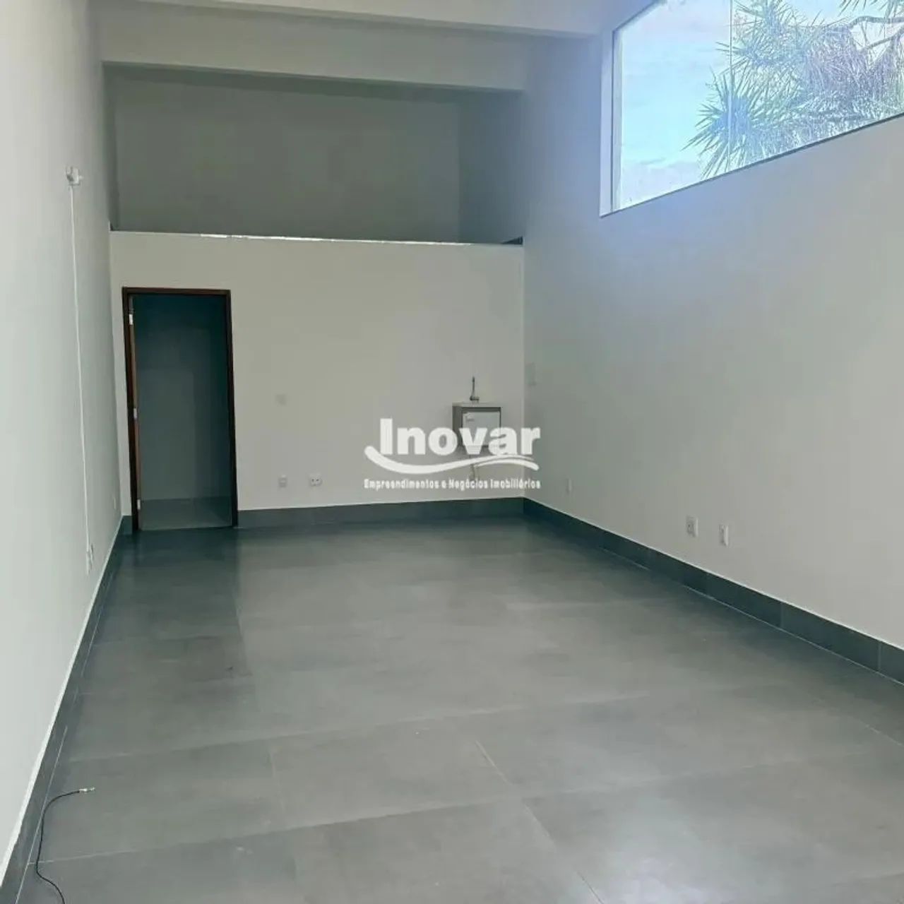 Excelente loja com aproximadamente 45m², sem taxa de condominio, a 50 metros do Colégio Ma