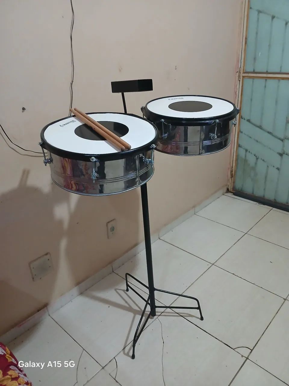 Timbal completo com tripé e baquetas  - Foto 2