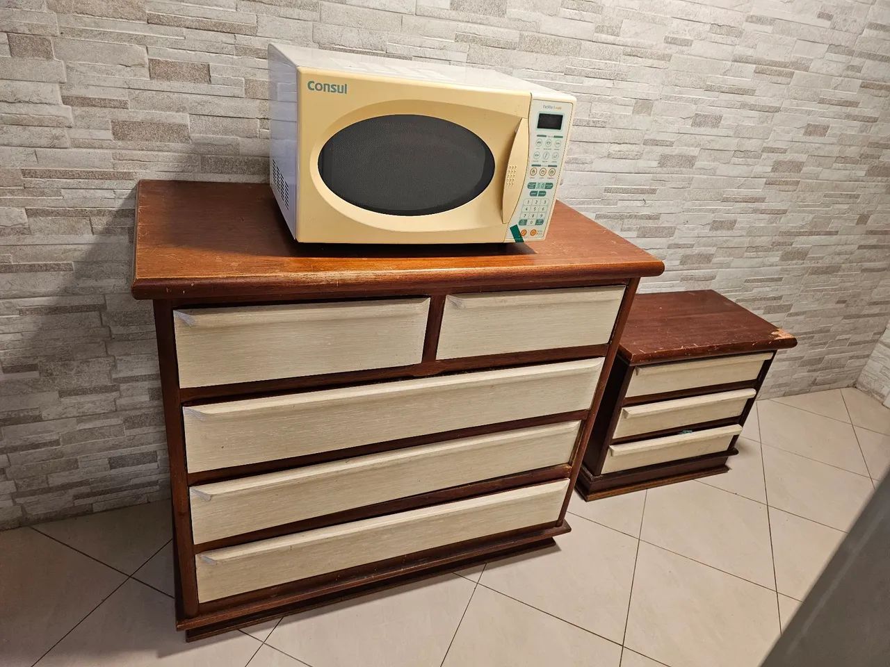 Vende-se para de cômoda + micro-ondas, observação, o micro-ondas precisa de concerto !  - Foto 2