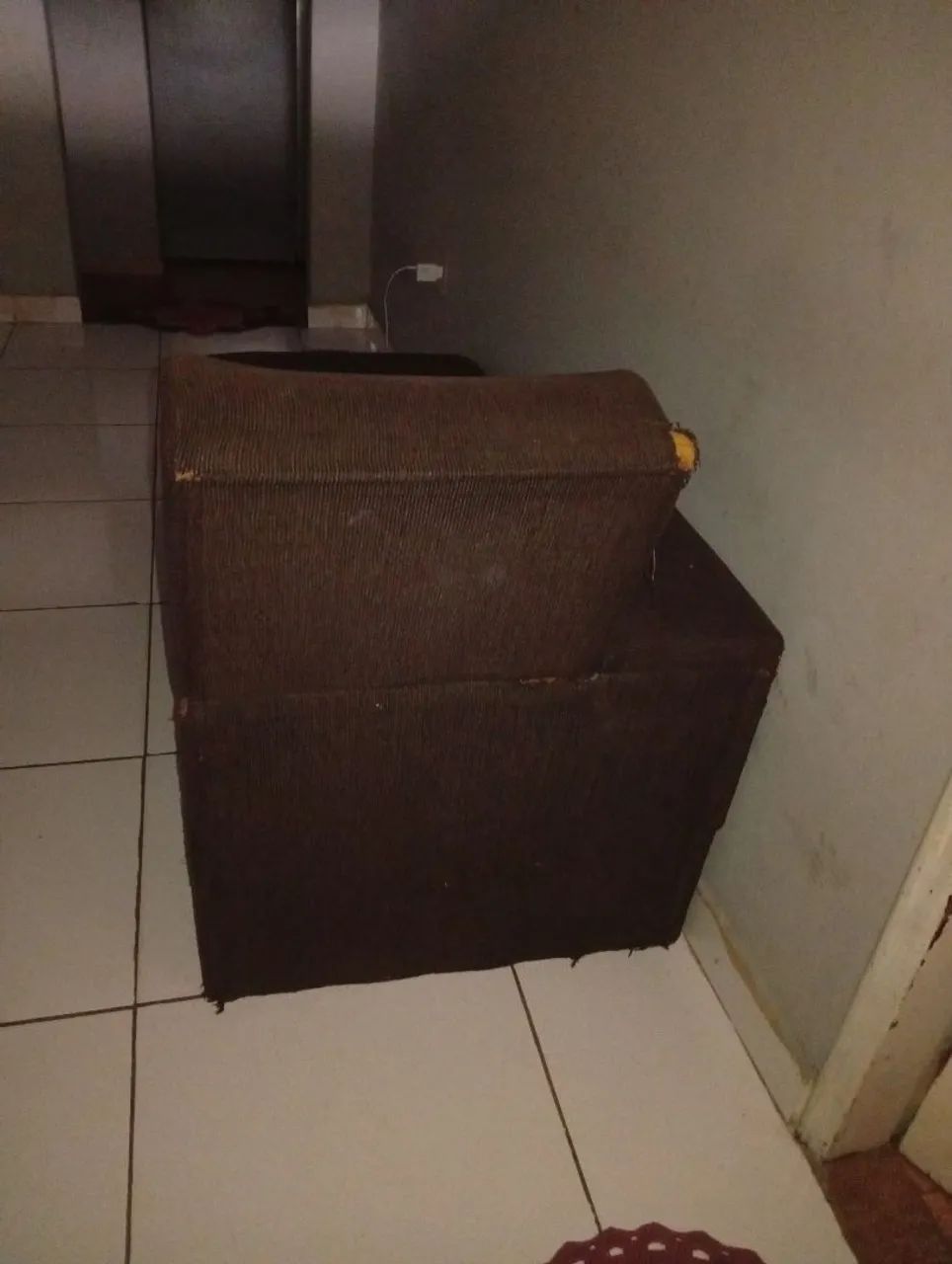 Vendo esse sofá com poucas marcas de uso ,poucas mesmo  - Foto 3