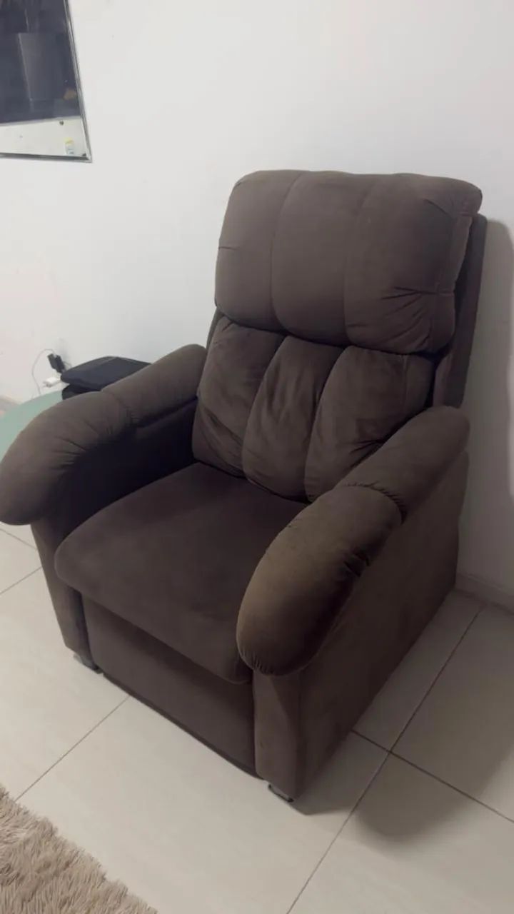 **Título:** Poltrona Reclinável Confortável - R$ 400,00