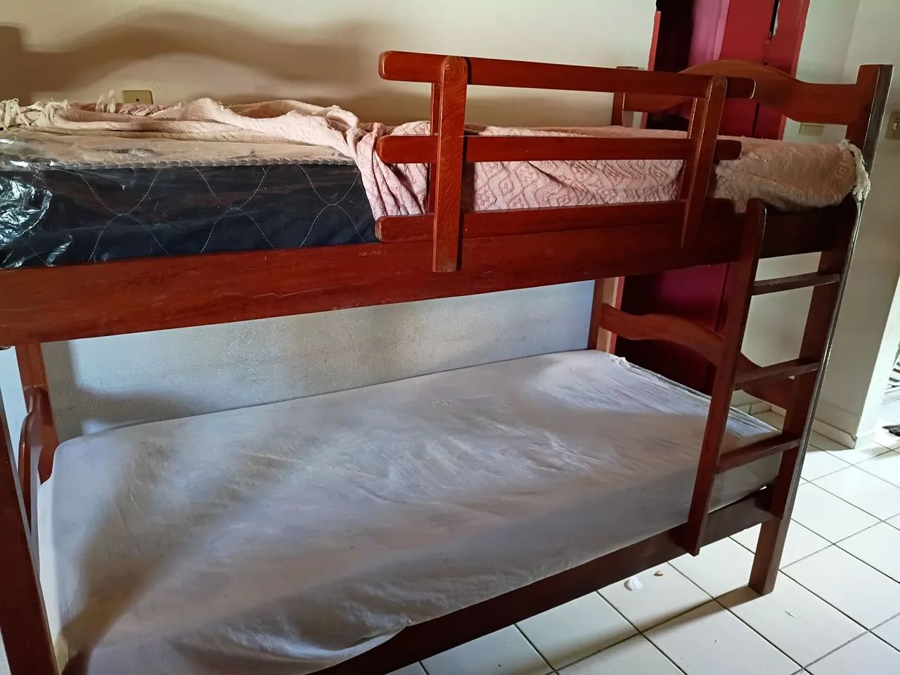 Vendo cama beliche de madeira legítima com colchões novos. - Foto 3