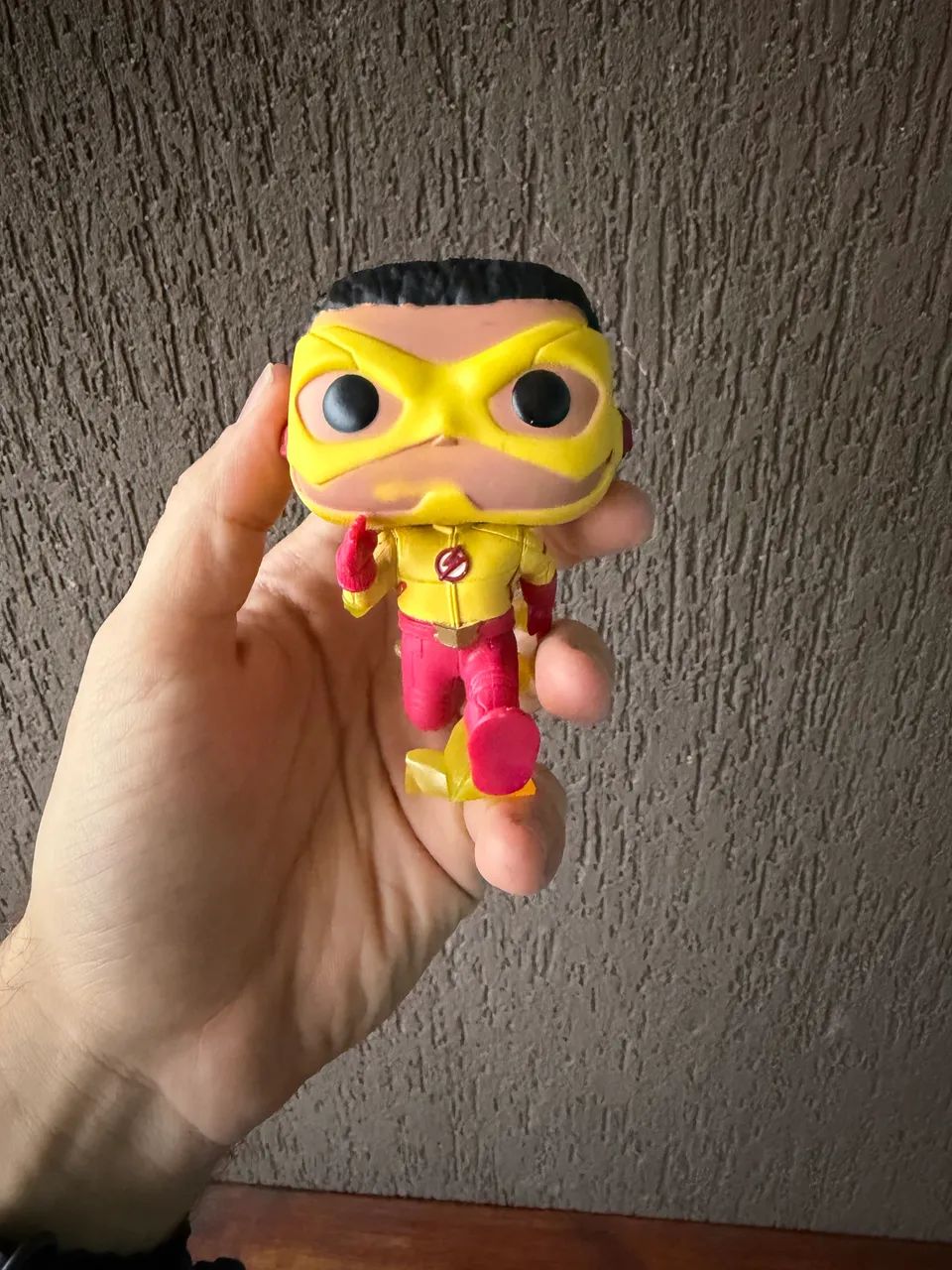 Funko Kid Flash com detalhe leia 