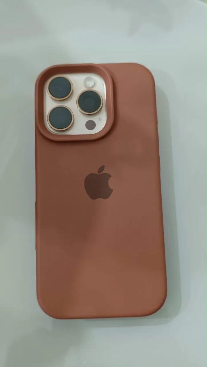 Iphone 16 PRO dourado
