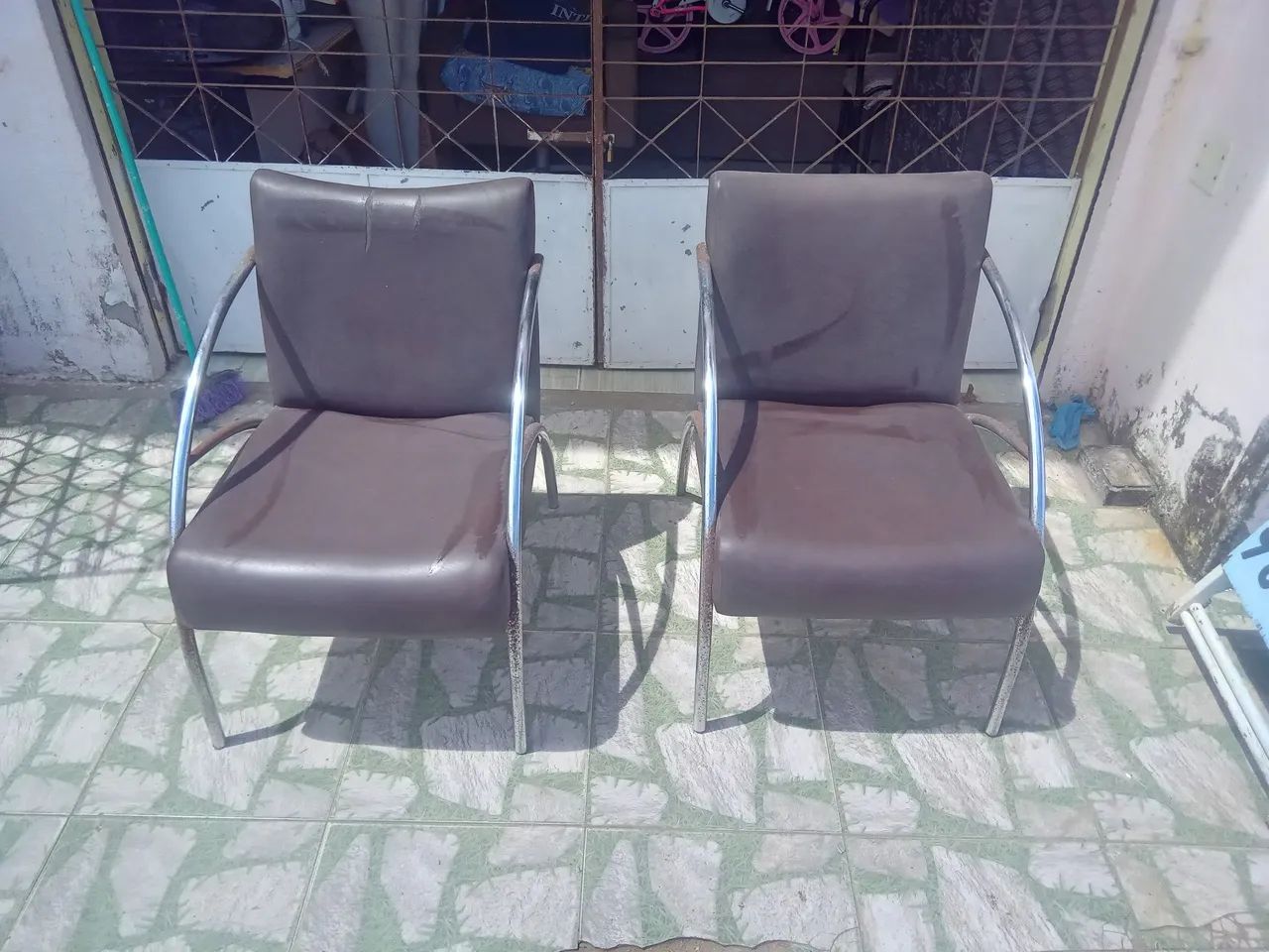 Vendo 2 poltronas. 