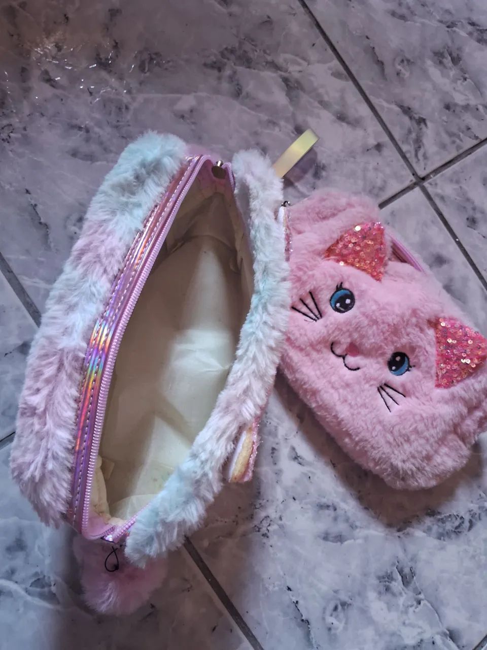 2 bolsinha pelúcia necessaire de gatinho - Foto 2