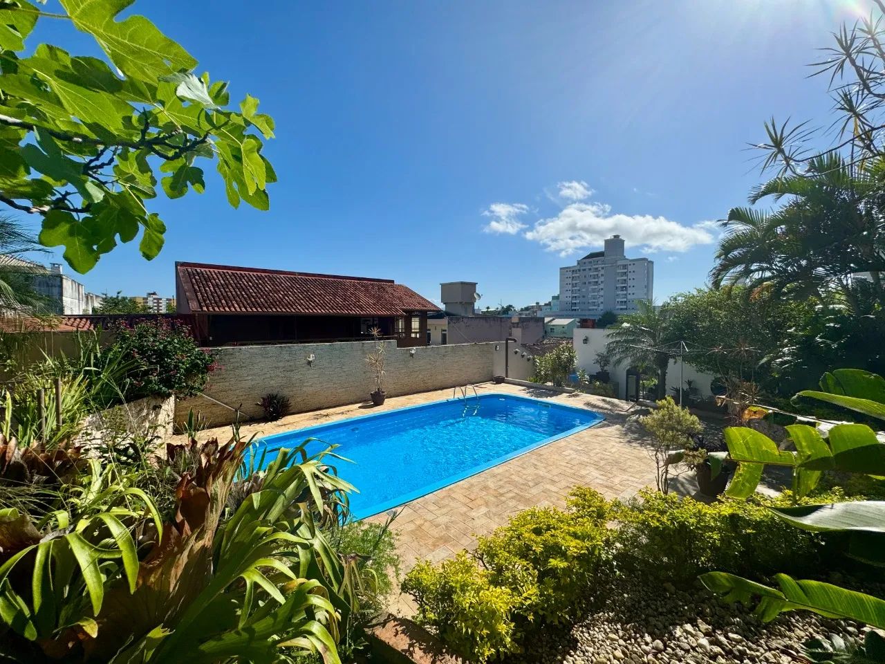 Casa com piscina e 4 dormitórios, sendo 1 suíte no bairro Capoeiras - Florianópolis