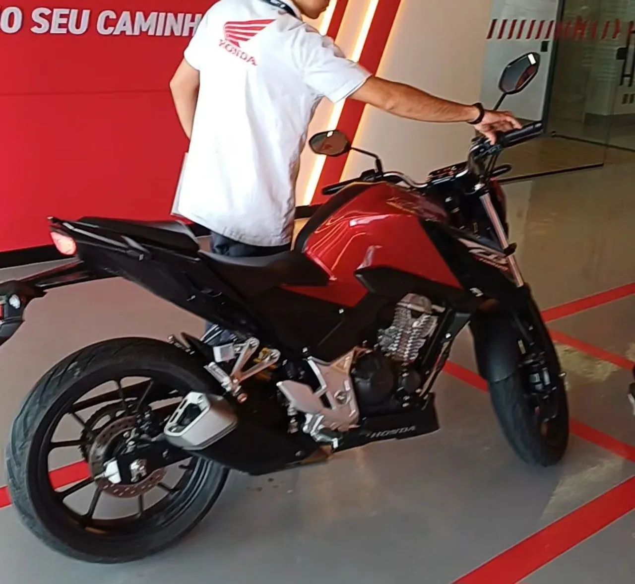 Vendo CB 300F 2025 abs, emplacada 2026 - Foto 4