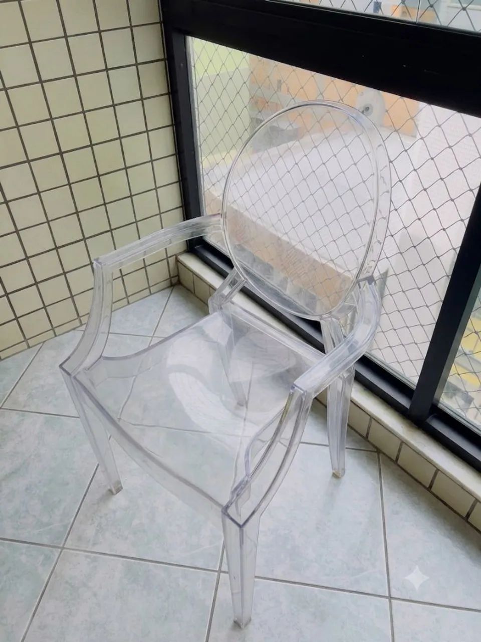 Par de cadeiras com apoio de descanso em acrílico. - Foto 5