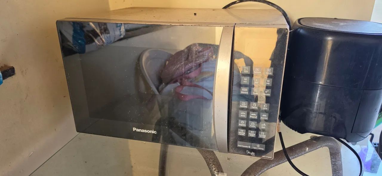 Vendo micro-ondas com defeito