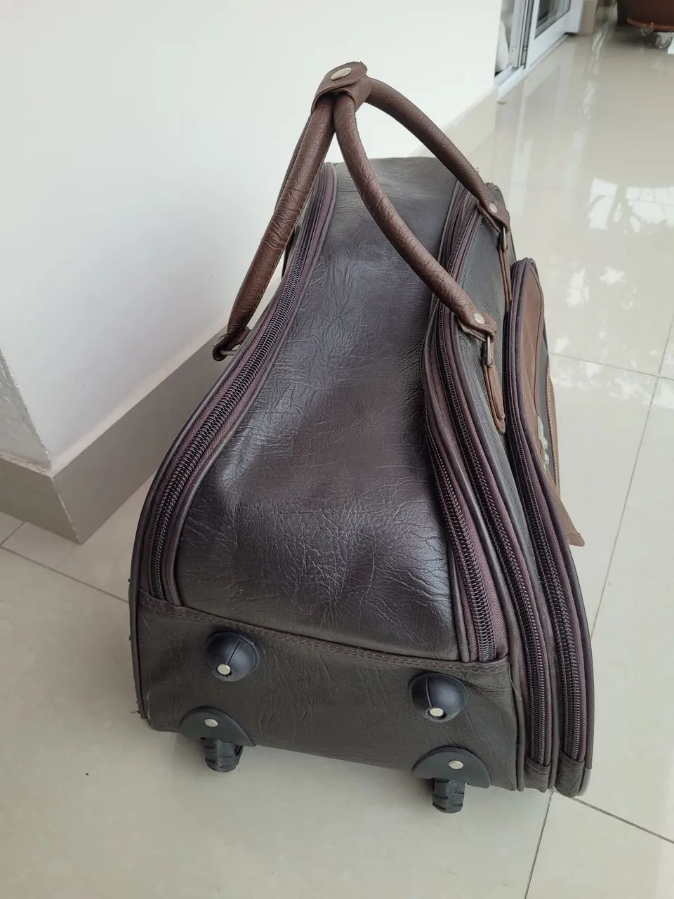 Bolsa de viagem em couro com rodízios  - Foto 4