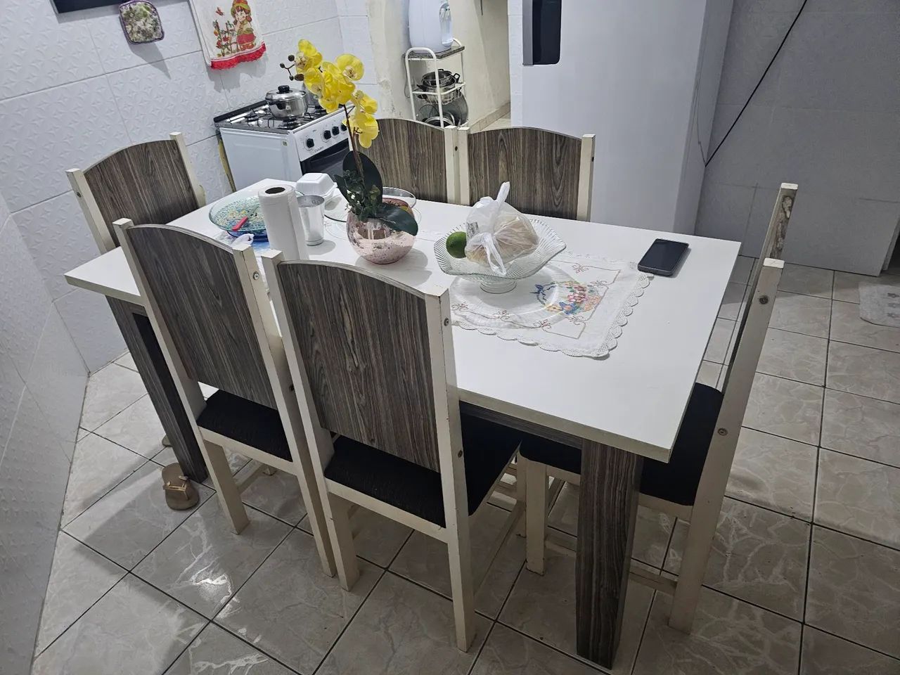 Mesa de Madeira com 6 Cadeiras  - Foto 3