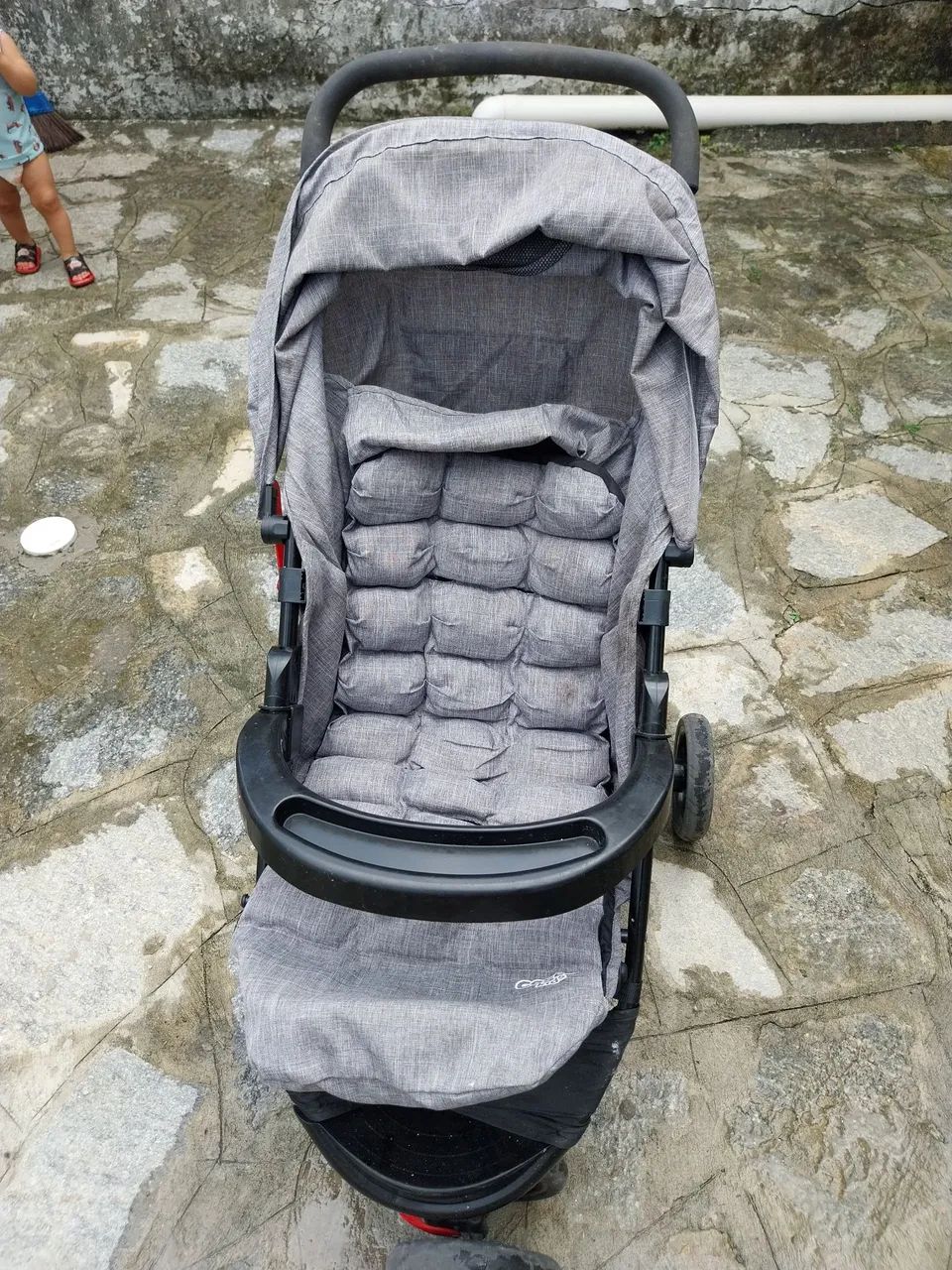 Carrinho de bebê cinza