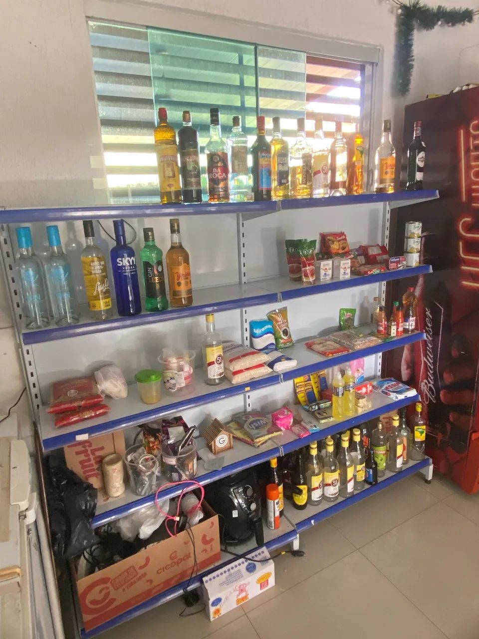 Distribuidora de bebidas para retirada.