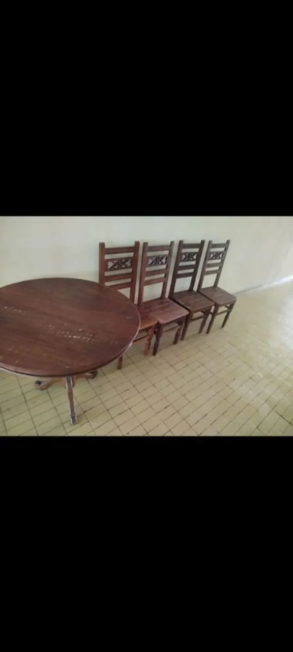 Mesa de madeira com 4 cadeiras