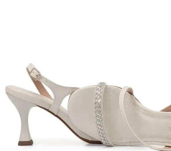 Scarpin Off-white com strass - Foto 2