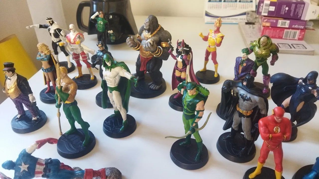 Estatuetas de heróis e vilões - Foto 2