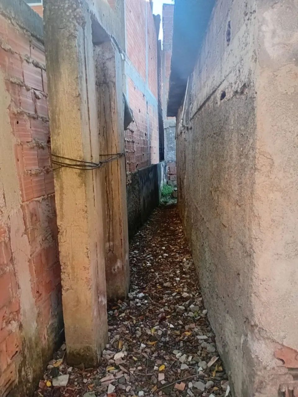 Vendo casa com terreno grande e duas quitinetes 