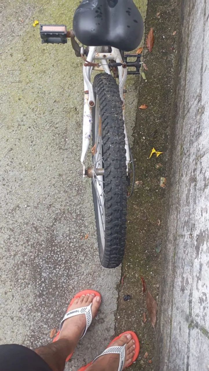 Vendo bicicleta Caloi aro 26, na cor branca, usada. - Foto 3