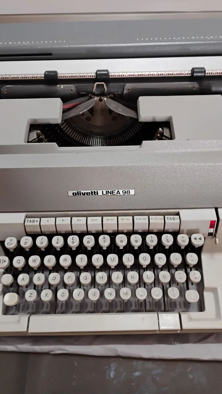 Máquina de escrever Olivetti Linea 98 funcionando  - Foto 5