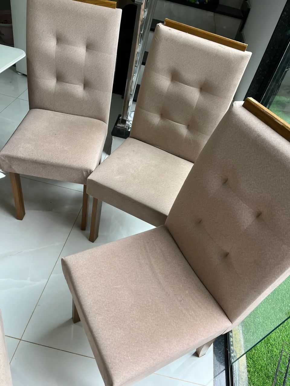 Mesa com tampo de vidro branco e 4 cadeiras 