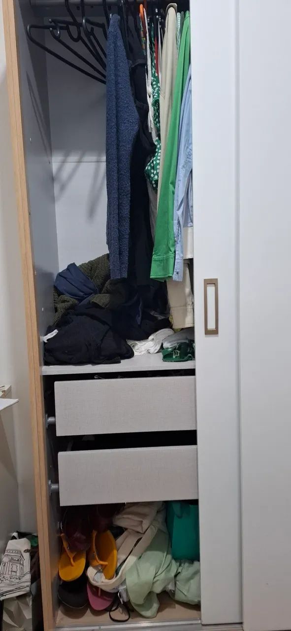 Guarda-roupa de duas portas impecável  - Foto 2