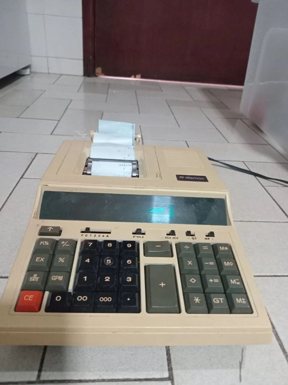 Calculadora DISMAC antiga. Funcionando