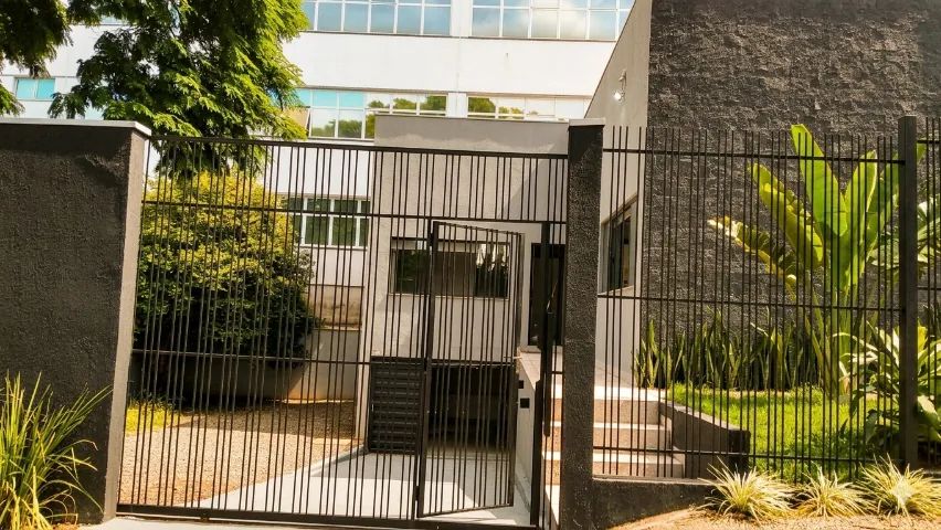 Casa com estacionamento e 20m de frente na Zona 5 - Bairro nobre - Foto 2