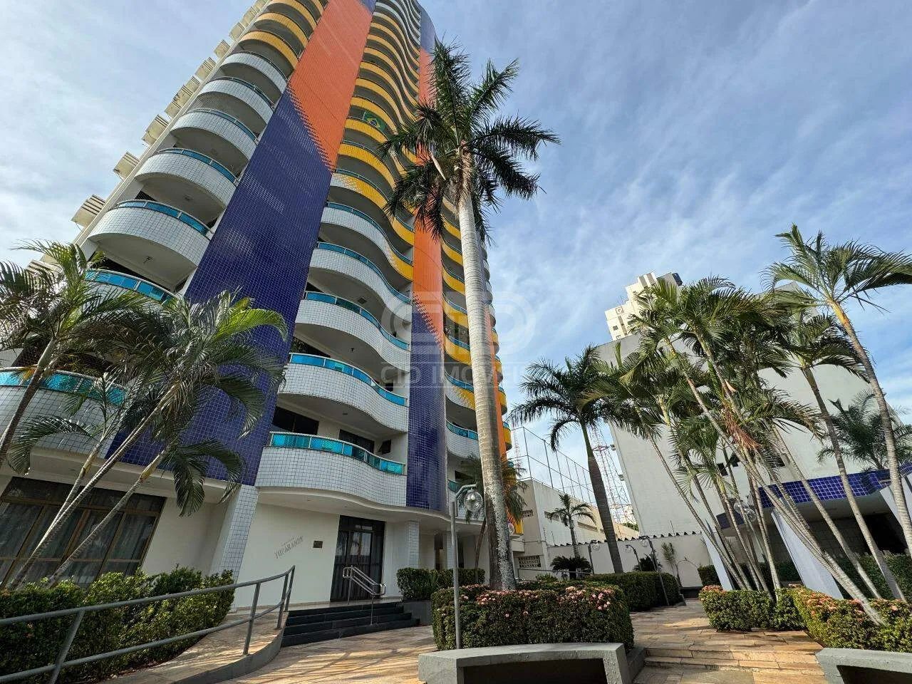 Apartamento com 3 Suítes no Edifício Tuparandy