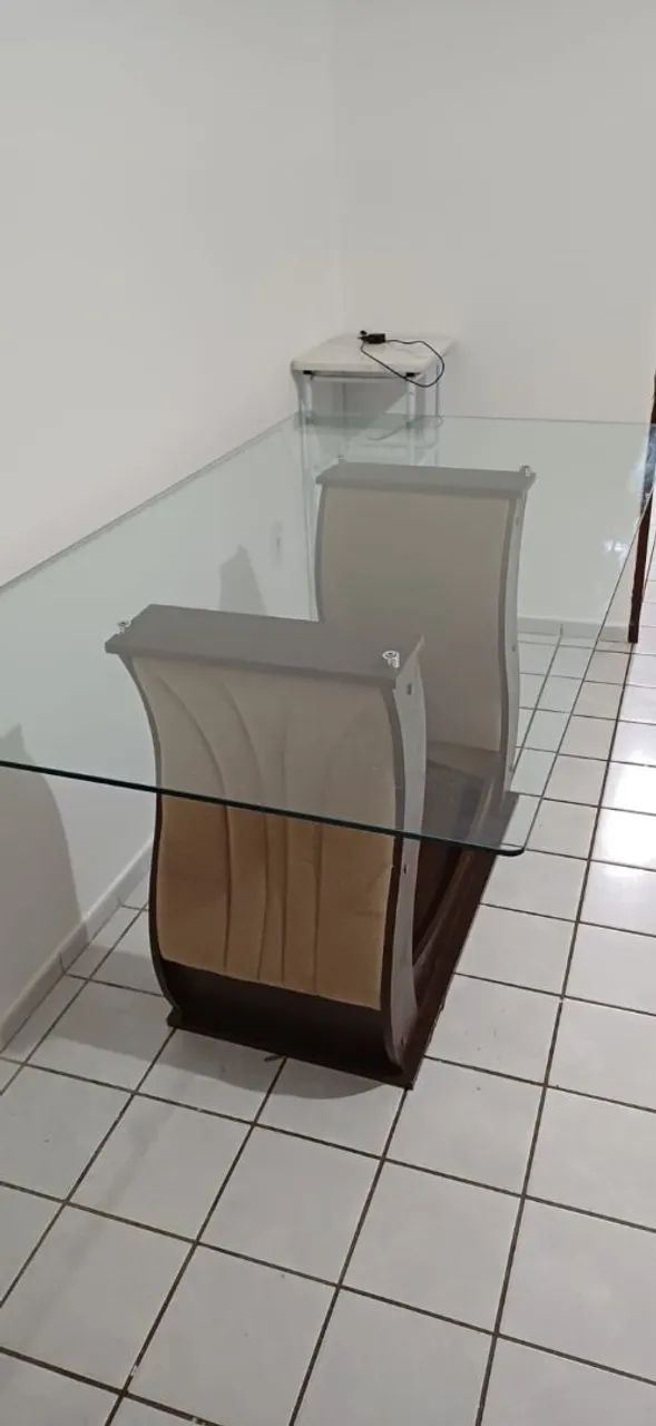 Mesa com tampo de vidro.