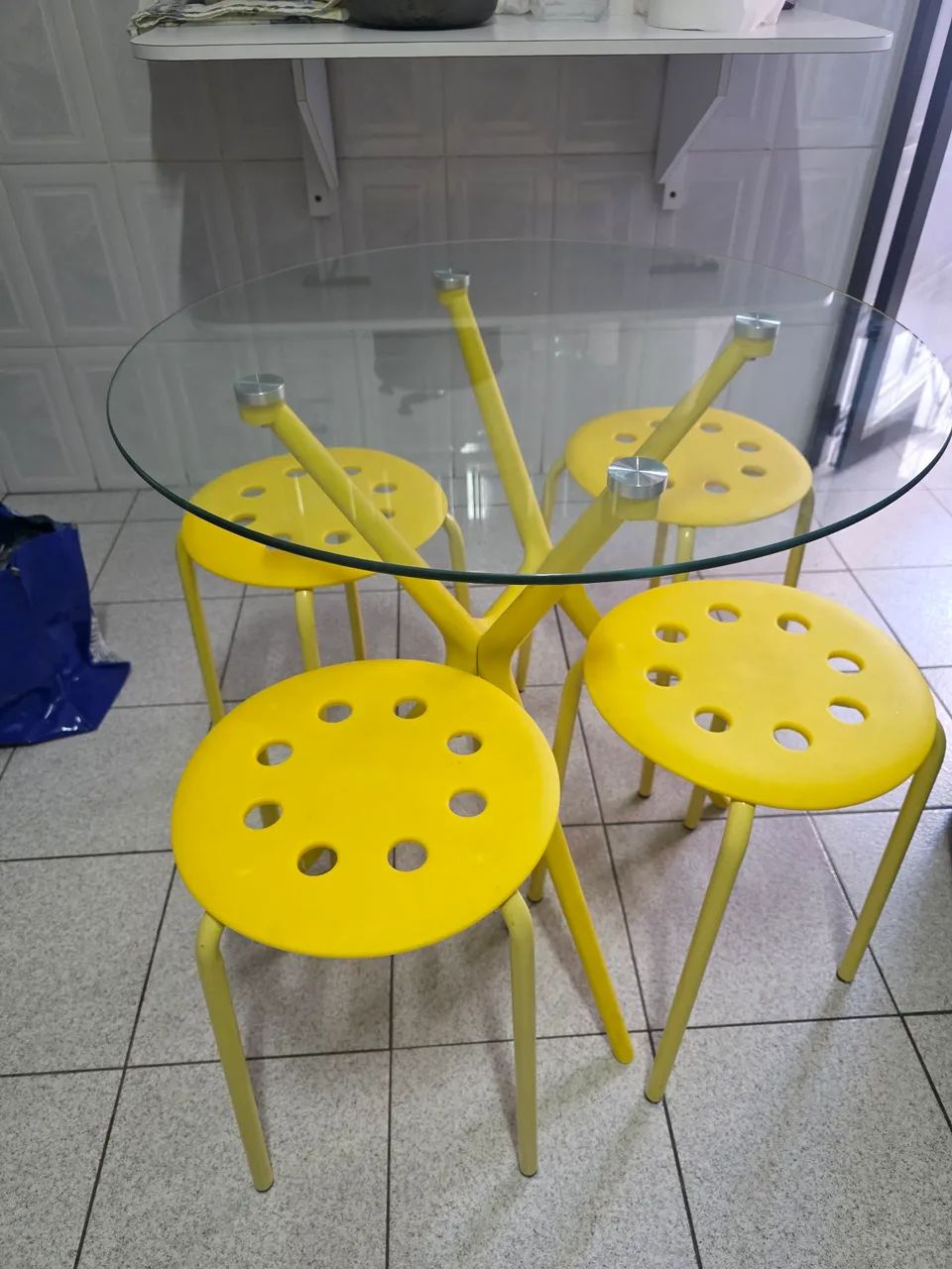 Mesa de vidro redonda com 4 banquetas