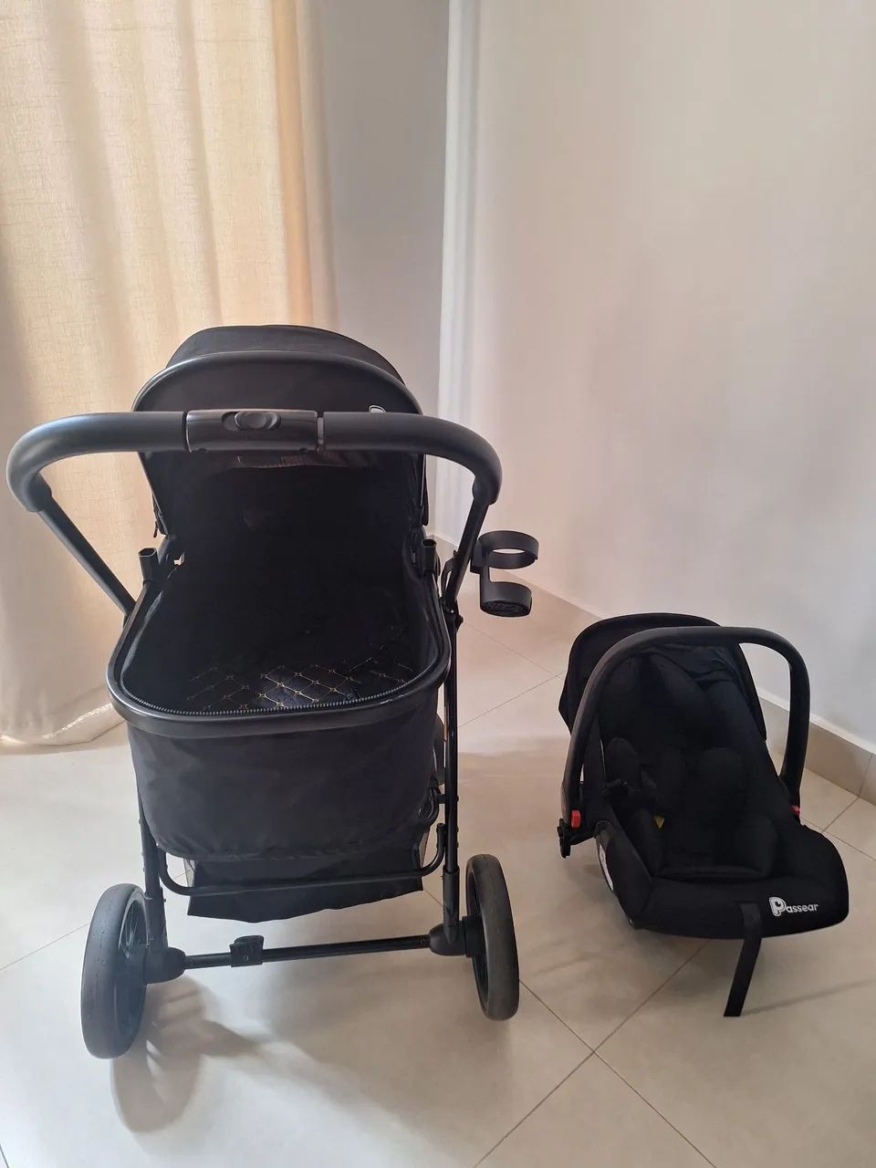 Carrinho com moisés,  bebê conforto e base veicular
