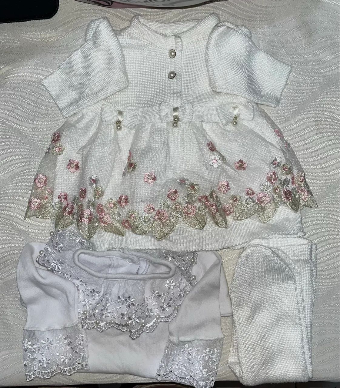 Lote de roupas de bebê menina ?