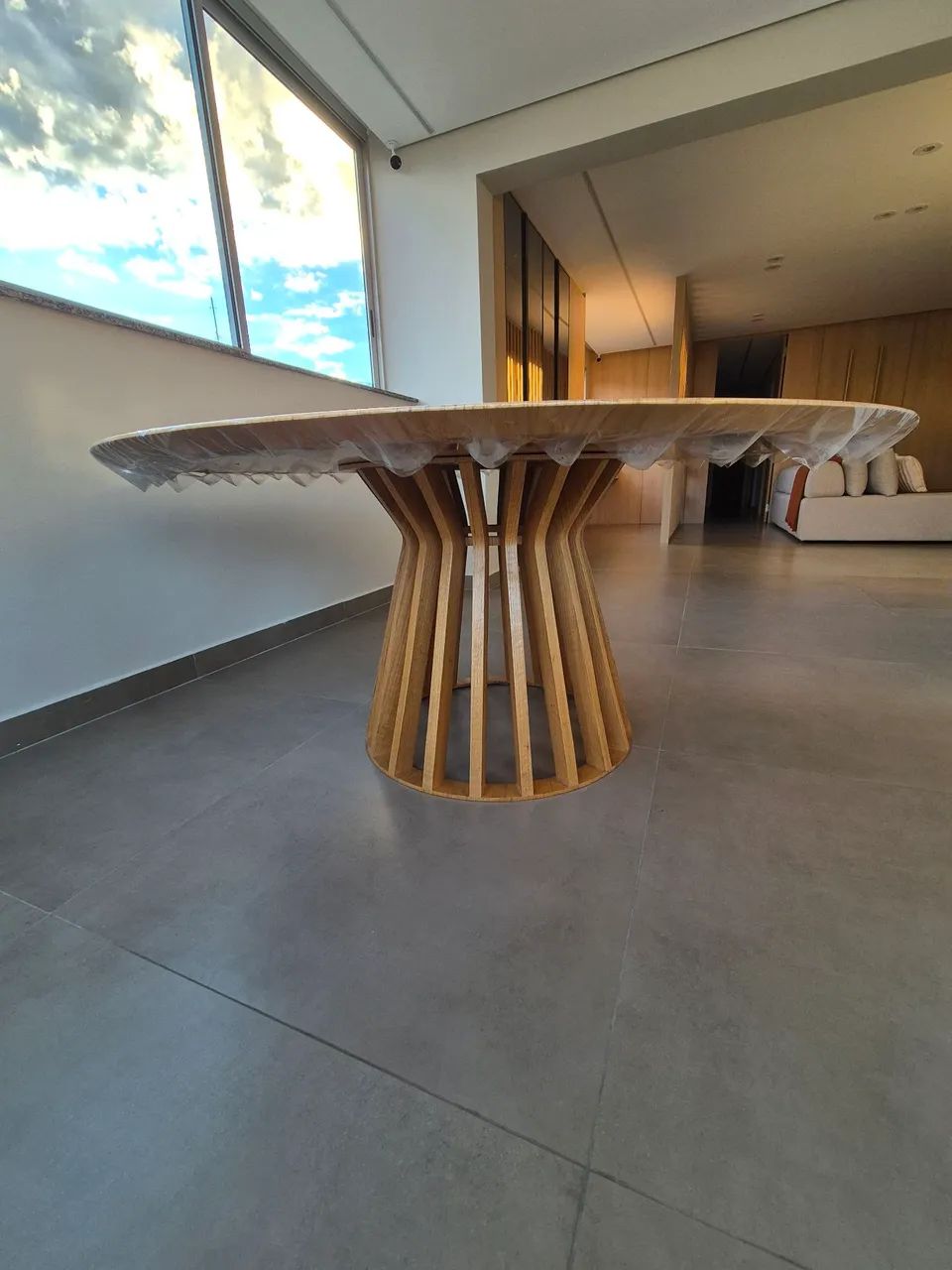 Mesa de jantar redonda 1,6m em madeira natural - Foto 2