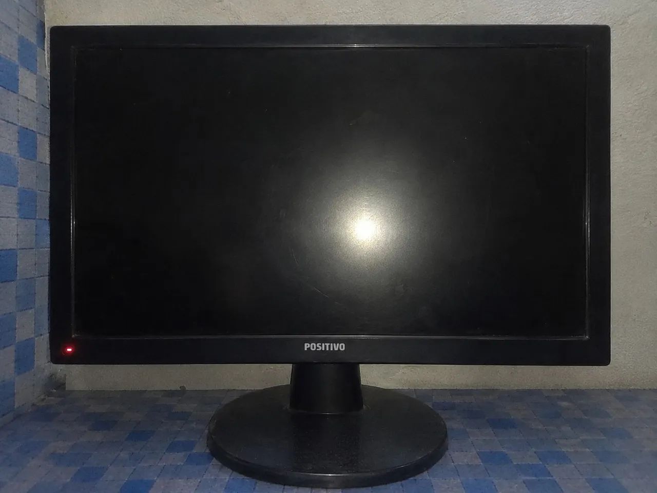  Monitor 19' com um pouco de manchas entrada vga e USB 