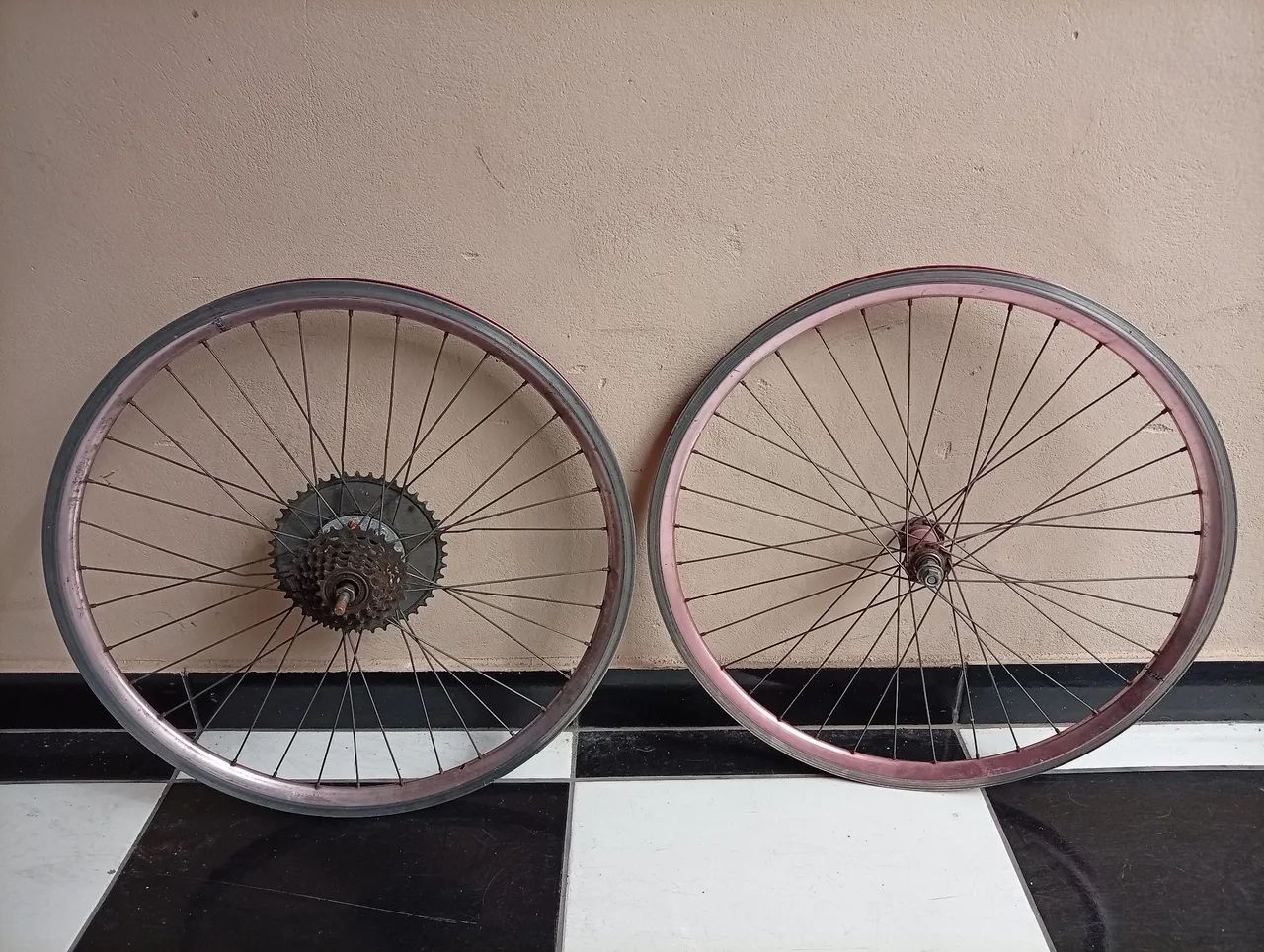 Rodas Aero com cubos de alumínio de motorizada ou 26 montadinha.