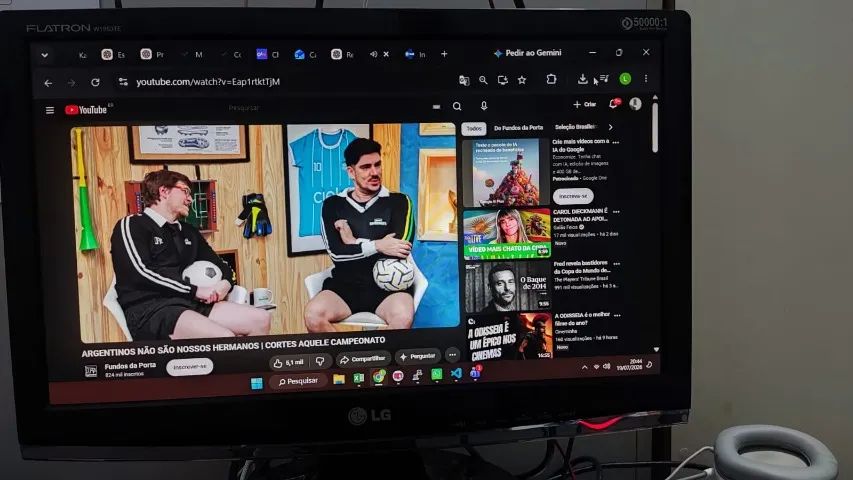 Monitor LG de 19 Polegadas com Entradas VGA e DVI Funcionando Perfeitamente Barato - Foto 3