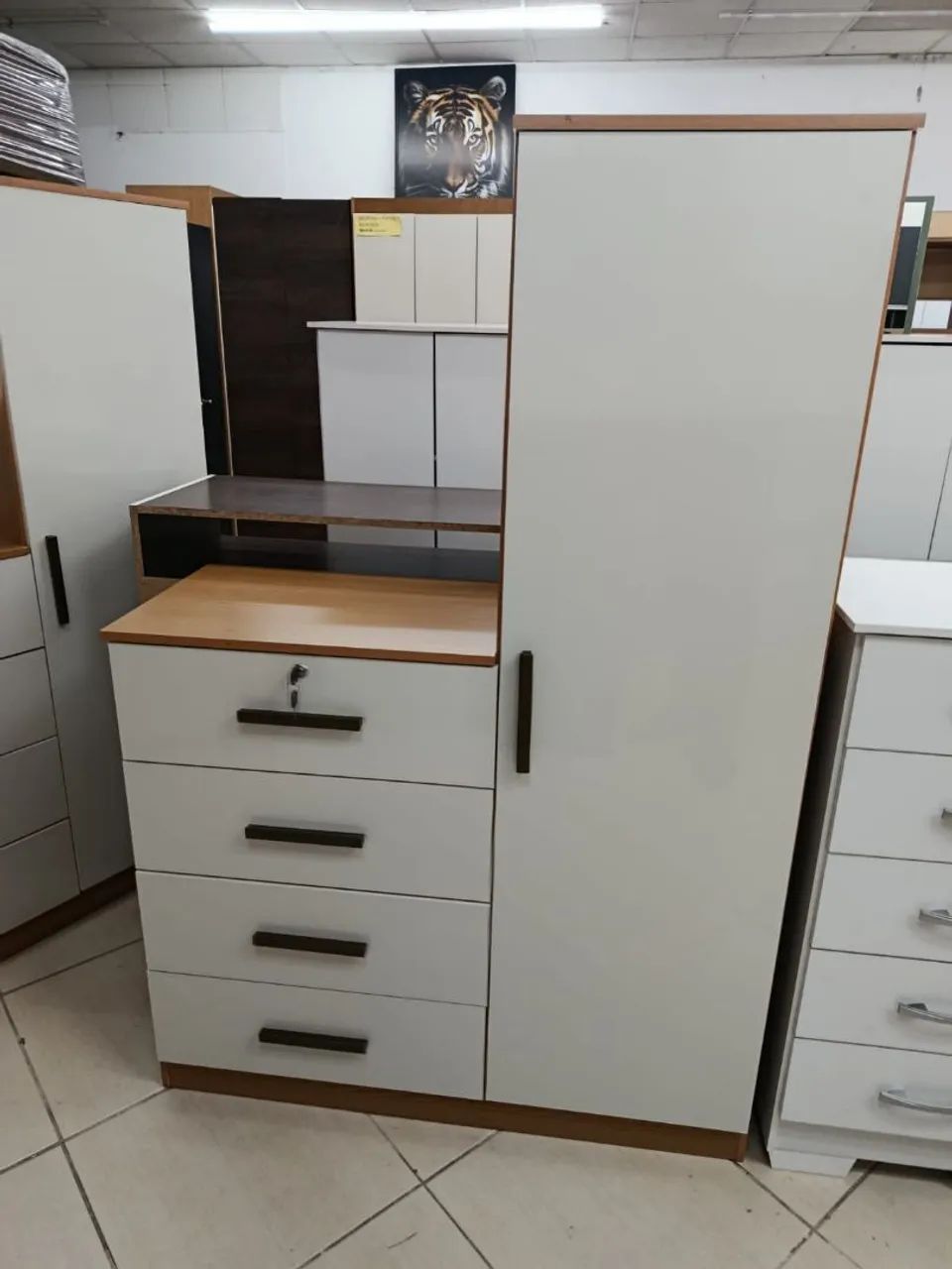 cômoda sapateira com chave <br>Com chave ?