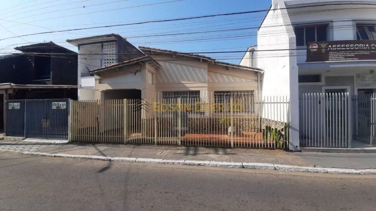 Casa com 4 Quartos à Venda, Centro - Pindamonhangaba