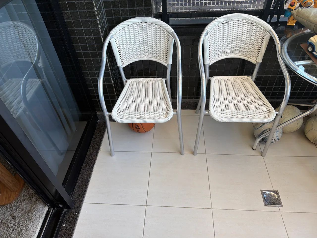 2 cadeiras brancas + mesa prata de vidro  - Foto 2