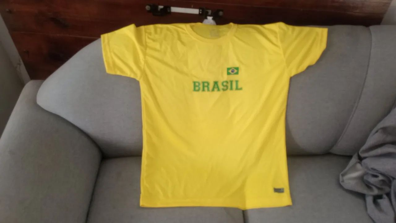 Camisas e bonés do Brasil .